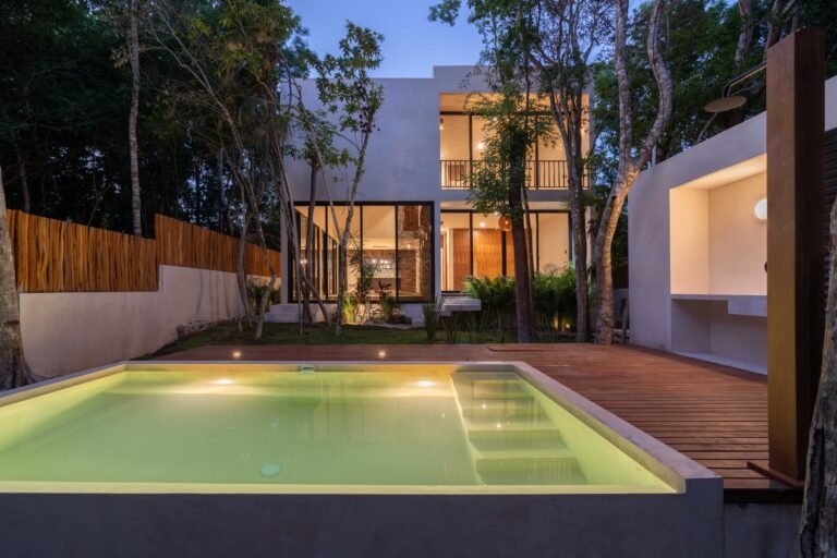 Casa Zapote: residencia de diseño único con piscina y jardín, Bahía Príncipe Akumal